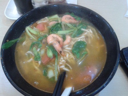 Sopa de tomate com noodles e camarão. O mais parecido com comida ocidental, dizem os meus colegas!